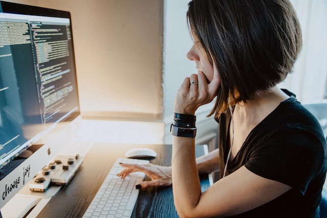 woman-computer-sciences